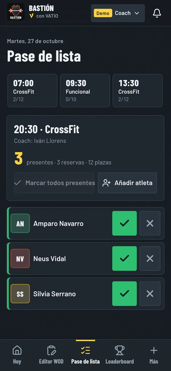 Pase de lista del coach: clase de las 20:30 con tres atletas marcados como presentes.